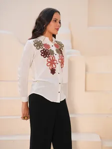 Top in Poliestere Bianco Ricamato con Maniche Lunghe e Colletto Aperto per Uscite Casual e Uso Quotidiano, Prezzo per Esportazione - Product Image 5