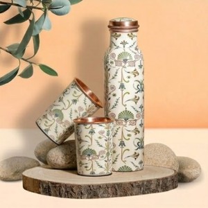 Juego de Botella de Agua de Cobre Puro Impreso con 2 Vasos, Recipiente de Cobre Artesanal para Sanación Ayurvédica, Diseño Floral Esmaltado, Ecológico - Product Image 1