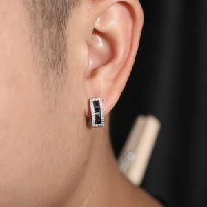 Clous d'oreilles solitaires en diamant de laboratoire taille princesse à trois griffes allongées et fluides, en or 9 carats, certifiés IGI, bijoux de luxe raffinés pour mariage - Product Image 3