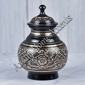 Urna Conmemorativa Personalizada para Mascotas con Superficie Pulida y Diseño de Huella de Pata para Celebrar a tu Amado Animal de Compañía por Axiom Home Accents - Product Image 6