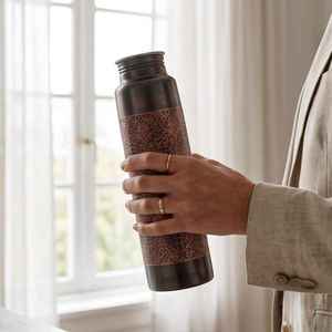 Bouteilles en cuivre gaufré de qualité supérieure avec laque noire |   Bouteilles d'eau en cuivre ayurvédiques artisanales avec finition noire, vaisselle moderne - Product Image 2