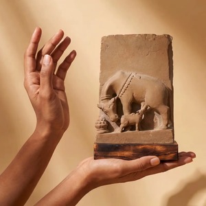 Statue de vache sacrée Kamdhenu antique, réplique d'art de temple hindou classique pour musée - Product Image 5