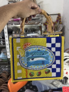 Sac messager léger et grande capacité pour femme, style bohème moderne indien, brodé et perlé, fait main, idéal pour les soirées d'été - Product Image 1