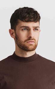 T-shirt pour homme en coton 100% brun foncé, manches courtes, coupe ample décontractée, style minimaliste, logo personnalisé, tissu peigné - Product Image 2