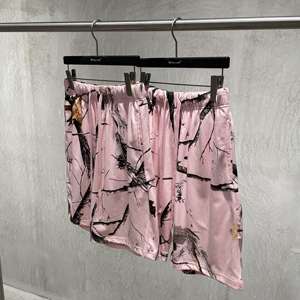 กางเกงขาสั้นลายพรางต้นไม้สีชมพู โพลีเอสเตอร์ ซับลิเมชั่น สำหรับฤดูร้อน สวมใส่สบายๆ ในชีวิตประจำวัน วิ่ง ออกกำลังกาย หรือใส่เป็นชุดว่ายน้ำ คุณภาพพรีเมียม สำหรับผู้ชายและผู้หญิง - Product Image 3