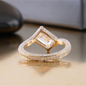 Anillo de Compromiso Solitario con Diamante Cultivado en Laboratorio, Corte Esmeralda de 1.97 CT, Claridad VS1, Pavé, Oro Amarillo y Blanco de 14K - Product Image 4