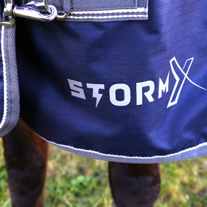 Couverture imperméable pour cheval, tapis d'extérieur pour utilisation sur le terrain, fabriquée en tissu polyester 600D, système de boucles sécurisées - Product Image 6