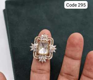 Anillo de cóctel de lujo chapado en oro con circonita cúbica de corte cojín para mujer, joyería de moda geométrica llamativa para fiesta de compromiso - Product Image 1