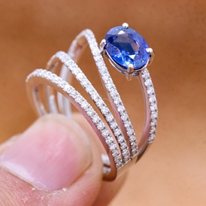 Bague Statement en Or Blanc Massif 18 carats avec Saphir Bleu Naturel Oval et Pavé de Diamants Multi-rangs, Bijoux Fins Memoria Jewels - Product Image 1