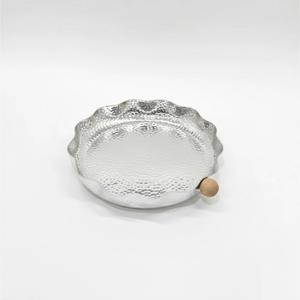 Plateau de service rond en aluminium martelé, élégant, bord festonné, couleur argent, plateau décoratif en métal pour la maison - Product Image 1