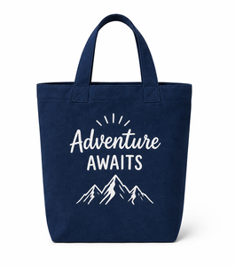 L'aventure vous attend : Sac fourre-tout en toile bleu marine personnalisé avec impression de montagne, poignée supérieure, idéal pour les voyages et le shopping - Product Image 1