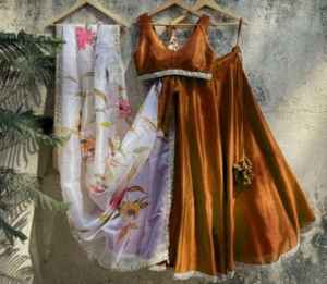 Gamme exclusive de vêtements ethniques indiens de couleur noire à la mode Malai Satin Silk Lehenga Choli avec livraison gratuite dans le monde entier - Product Image 2