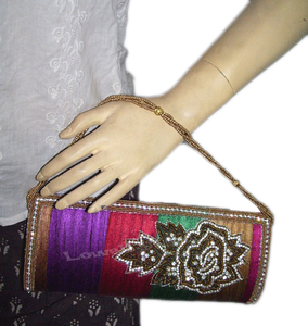 Bolso de mano floral con cuentas hecho a mano, multicolor, para fiesta de noche, con ribete dorado y diseño de rosa bordada - Product Image 4