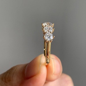 แหวนเพชรแล็บโกรว์ 5 เม็ด น้ำหนัก 2 กะรัต ทรงเหลี่ยม ตัวเรือนทองคำแท้ 14K รับรองโดย IGI ดีไซน์เรียบหรู สำหรับวันครบรอบ แหวนสัญญา แหวนแบบซ้อน แหวนทรงฮาโล - Product Image 5