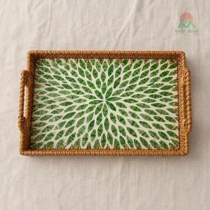 Plateau de service en rotin tressé à la main avec incrustation de nacre, style bohème pour la décoration intérieure. - Product Image 4