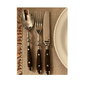 Cubiertos de metal con acabado pulido con mango de madera para uso en la cocina, asegurando un estilo duradero y un cómodo agarre diario - Product Image 1