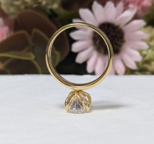 แหวนหมั้นเพชรโมอิสซาไนต์ทรงรี 2.20 กะรัต ยี่ห้อ Lurba Jewels ดีไซน์คริสเตียน ผิวขัดเงา ทองคำแท้ 14K สีเหลือง แหวนแต่งงาน - Product Image 4