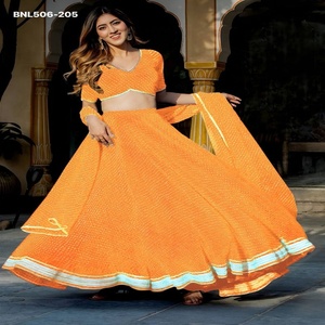 ชุดเลเฮนกาโชลีแบบอินเดียดั้งเดิมสำหรับงานปาร์ตี้ ทำจากผ้าจอร์เจตต์เนื้อนุ่ม ประดับด้วยงานปักดิ้นทองและลูกไม้ลายเลเฮริยา ขายส่ง - Product Image 1