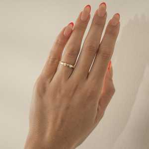 Anillo apilable de oro real de 14K y 18K con 4 líneas verticales y diamantes cultivados en laboratorio para mujer, minimalista, para uso diario, alianza de boda, venta al por mayor de fábrica. - Product Image 4