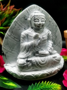 Bouddha en howlite sur une feuille - sculpture artisanale du Bouddha serein et méditant - cristal/reiki/énergie de guérison - 5,7 pouces - Product Image 3