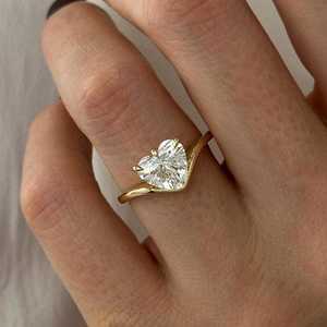 Anillo de banda curva con diamante talla corazón de 2.01 quilates cultivado en laboratorio East West para mujer, oro macizo de 18 quilates, regalo de propuesta de matrimonio para amantes. - Product Image 1