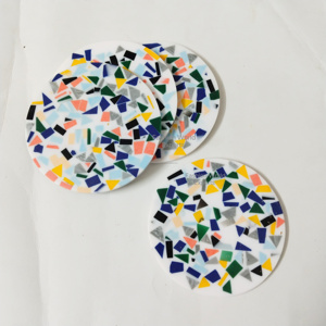 Juego de 2 posavasos de terrazo de resina epoxi amarilla hechos a mano, alfombrillas modernas para bebidas de partículas para el hogar/La Oficina, protección de mesa hecha en piedra - Product Image 5