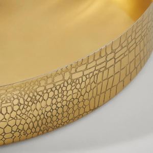 Bandeja Redonda de Latón Dorado de Lujo al por Mayor, Plato de Servicio para Hotel con Borde de Textura de Cocodrilo Elegante y Acabado Satinado Pulido - Product Image 4