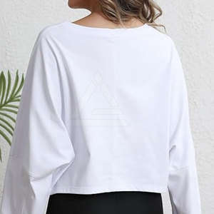 Sweat-shirt court tendance pour femme, conçu avec un tissu léger, col rond et confortable pour la mode quotidienne et les tenues de sport. - Product Image 5