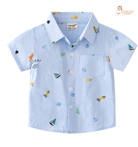 เสื้อเชิ้ตผ้าฝ้ายพิมพ์ลายแขนสั้นสีฟ้าอ่อนสำหรับเด็กผู้ชาย ปกคอพับแบบลำลองพร้อมกระเป๋าเสื้อระบายอากาศสำหรับฤดูร้อน - Product Image 1