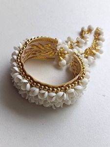 กำไลข้อมือดินเผาทำมืออเนกประสงค์ ประดับดอกไม้ ใช้คลุมผมได้ ใช้ประดับแขนได้ – เครื่องประดับดอกไม้เย็บมือโดยช่างฝีมือชาวไทย |   ผลิตตามสั่ง - Product Image 3