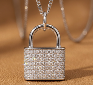 Collar Minimalista de Lujo con Colgante de Moissanita con Diseño de Candado Único, Certificado, en Plata de Ley con Baño de Oro Blanco de 14K, Ajustable - Product Image 1