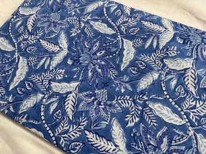 Tela de Algodón Estampada a Mano en Azul Índigo con Patrón de Enredaderas Florales, Tela de Algodón Hecha a Mano en India, Estampado Tradicional Jaipuri - Product Image 2