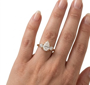 Anillo de Oro Blanco de 10K con Tres Piedras de 2.18CT, Color E, Claridad VS1, Anillo de Lujo con Diamante Cultivado en Laboratorio con Corte Pera, Anillo de Compromiso - Product Image 1