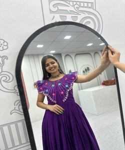 ผ้าคอตตอนคุรตีปักลายโรมันสมัยใหม่และงานปักแบบคัทลี สำหรับงานเทศกาล ราคาขายส่ง เสื้อผ้าชาติพันธุ์ หลายสี - Product Image 4