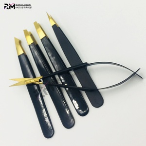 Ensemble de pinces à sourcils et ciseaux à ressort RMI Super Ranking Product avec pointe en plasma dorée et revêtement en poudre noire - Product Image 2
