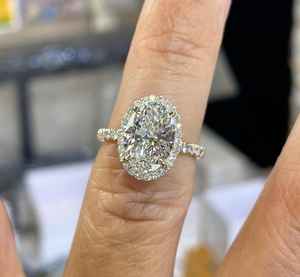 Anillo de Halo de Moissanita de Forma Ovalada de Lujo en Oro Blanco de 14K |   Anillo de compromiso con banda pavé brillante |   Joyería Fina de Diseño para Ella - Product Image 1