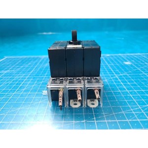 Protecteur de circuit tripolaire Fuji CP33E/3, utilisé comme pièce détachée pour équipement semi-conducteur d'époque - Product Image 2