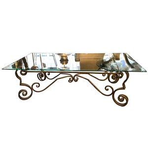 Table basse classique en métal avec plateau en verre, solution de mobilier durable pour les thèmes de décoration intérieure modernes et luxueux. - Product Image 3