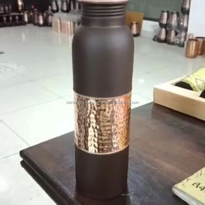 Bouteilles d'eau en cuivre pur 100%. Fabriquées à la main par des artisans qualifiés à Sambhal, Uttar Pradesh, ces bouteilles sont fabriquées à l'aide - Product Image 1