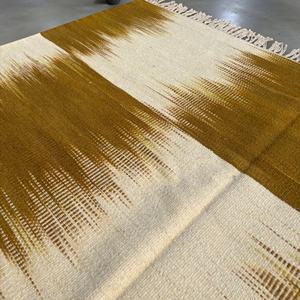 Tapis en laine tissé à la main de style Ikat abstrait moderne - Moutarde et crème, écologique, tissé à la main, motif plumeux Kilim - Product Image 5