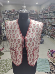 Chaleco Acolchado Floral para Mujer, Chaqueta sin Mangas con Cuello en V y Bolsillos, Estilo Primavera en Algodón Tejido, REGALO PARA ELLA - Product Image 1