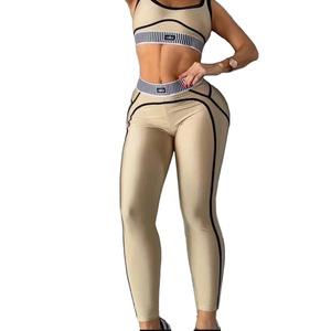 Ensemble de sport 3 pièces pour femme : Legging, short et brassière de sport à taille haute élastique, couleur unie, anti-transpiration, respirant et confortable - Product Image 1