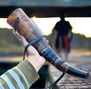 Soporte para Cuerno Vikingo con Soporte de Cuero y Estilo Animal Ecológico de Bajo Costo para Disfraces de Feria Renacentista - Product Image 3