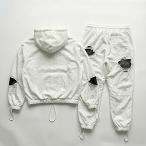 Conjunto Deportivo de Dos Piezas para Mujer, Chaqueta Cortavientos con Capucha de Nailon Estampado y Pantalones Anchos de Pierna Ancha, Ropa Urbana al por Mayor - Product Image 3