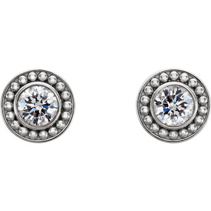 Boucles d'oreilles clous en diamant de laboratoire taille ronde, design halo perlé en platine - Product Image 1