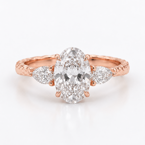 แหวนหมั้นเพชรทรงรีทองคำ 10K ได้รับการรับรองจาก IGI เกรด E VS1 เพชรเลี้ยงในห้องปฏิบัติการ 1.30 กะรัต แหวนเพชรทริโลจี แหวนเพชรแบบตอกลาย - Product Image 2