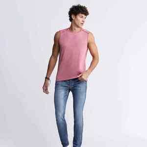Débardeur tricoté décontracté rose uni sans manches pour homme, col rond, idéal pour l'été, personnalisable avec logo et marque privée - Product Image 4