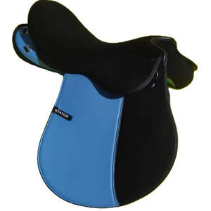 Selle d'équitation anglaise TRIDENT INTERNATIONAL TI101OA07 personnalisée en cuir synthétique pour le saut d'obstacles et le dressage, écologique - Product Image 1