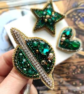 Broche de mariage unisexe brodée à la main avec des perles colorées et des broderies fines - Product Image 4