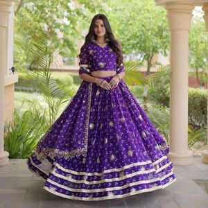 Lehenga Choli élégant en Georgette Premium avec imprimé Bandhej, sequins et broderies Zari, accompagné d'un Dupatta, prix de gros par Royal Exports - Product Image 3